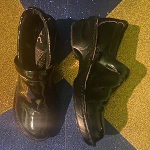 BOC PATENT LEATHER CHIC BLK Clogs COMFY RARE 8
